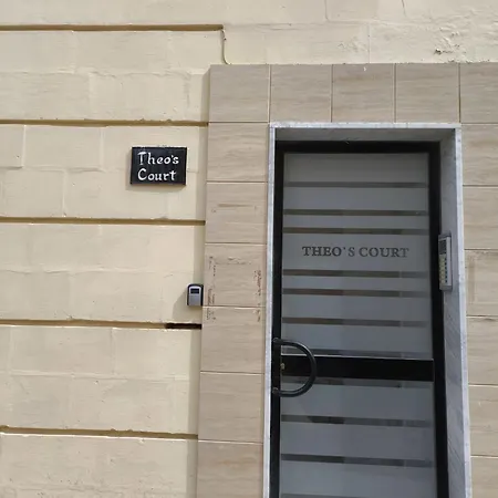 Theo's Court Sea View Apartment
