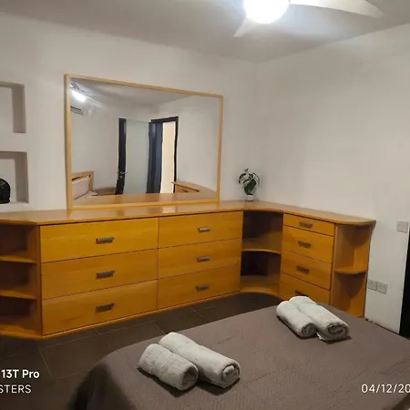 Theo's Court Sea View *