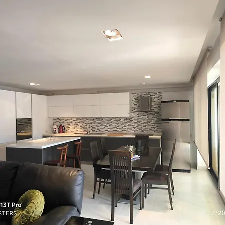 Theo's Court Sea View