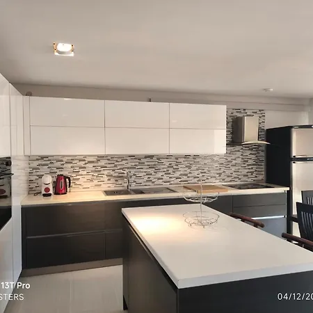 Theo's Court Sea View Apartament *