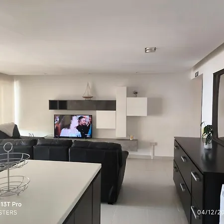 Theo's Court Sea View Apartament *