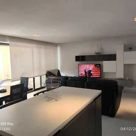 Theo's Court Sea View Apartment Marsalforn