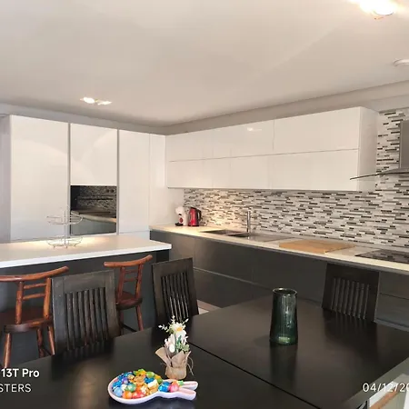 Theo's Court Sea View