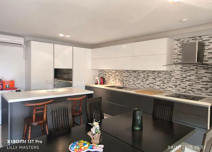 Theo's Court Sea View